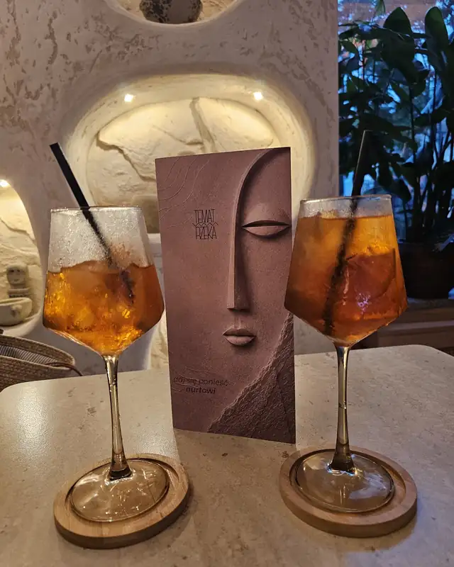 Aperitivo przy karcie z twarzą
